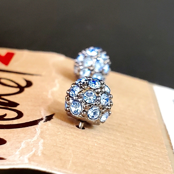 🛍2/$10 NWT Monet2 Blue Crystal Pierced Earrings - Picture 1 of 4